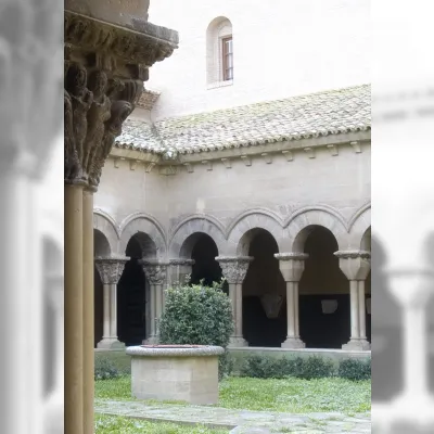 Manos de barro. Historias de piedra: conoce el claustro románico