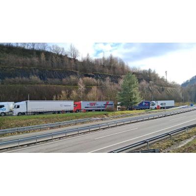 Los camiones abarrotan algunas áreas de servicio de Leitzaran