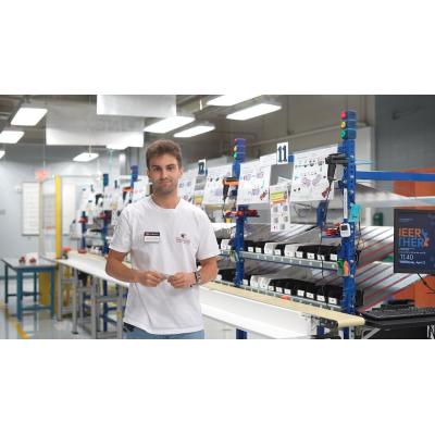 Un ingeniero industrial entre coches de Lego en Alabama