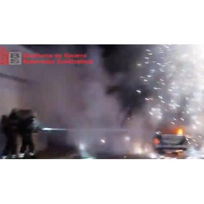 Arde un coche y el cable eléctrico de la vivienda contigua, y causan explosiones en Buñuel