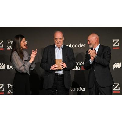 La Reina entrega el Premio Zenda a Vila-Matas, que afirma que hay "imbéciles" en todos los ambientes y no solo digitales