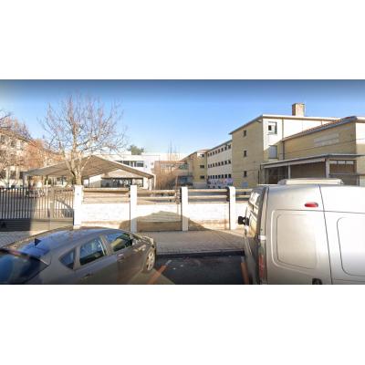 Los bomberos desalojan en Pamplona el centro María Ana Sanz por un incendio en el cuatro eléctrico