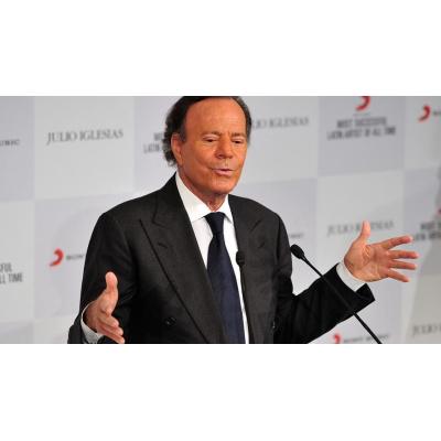 Dos mujeres que trabajaron para Julio Iglesias en sus mansiones le acusan de agredirlas sexualmente