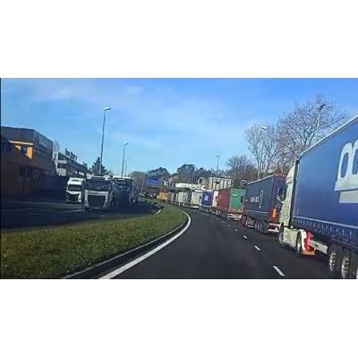 Colas de 7 kilómetros en la N-121 por acumulación de camiones en la frontera