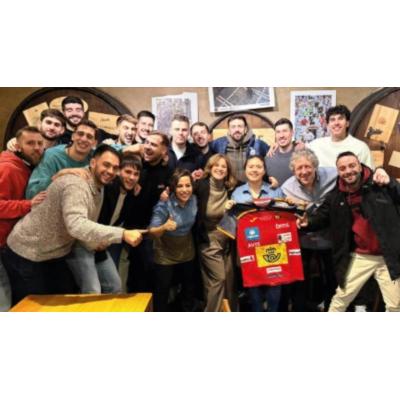 La selección española de balonmano "recupera fuerzas" en un "asador de brasa auténtica" de la calle Estafeta