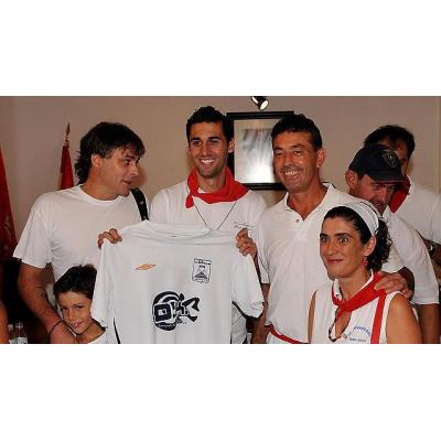 El estrecho vínculo de Arbeloa con un pueblo navarro: en 2010 acudió a sus fiestas al lanzamiento del cohete