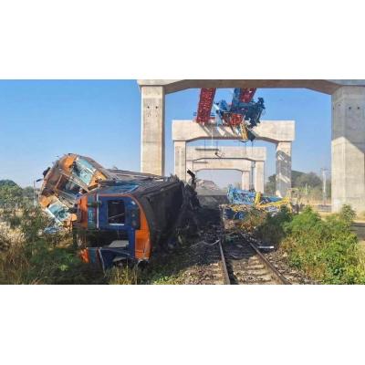 Al menos 22 fallecidos tras el derrumbe de una grúa sobre un tren en Tailandia