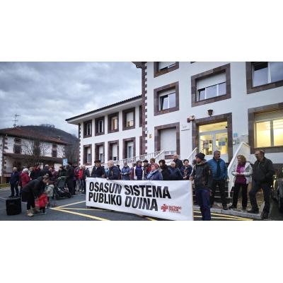 Un centenar de convocados en una concentración por la estabilidad de plazas médicas en Baztan