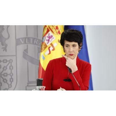 Elma Saiz acusa a Ayuso de "ningunear el dolor de las víctimas" tras las acusaciones contra Julio Iglesias