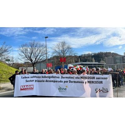 El agro navarro se suma con sus tractores a la protesta en la muga de Irun contra el acuerdo de la UE y Mercosur