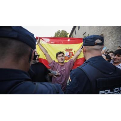El Congreso da un paso más para suspender la acreditación a los agitadores Vito Quiles y Bertrand Ndongo