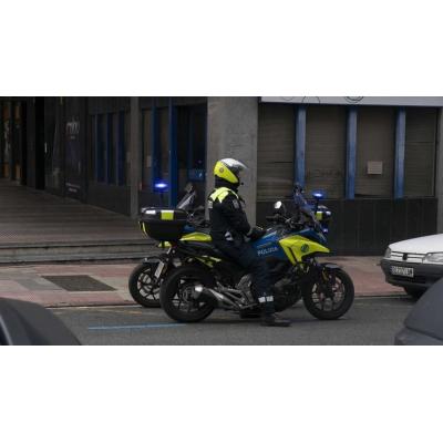 Huye tras un accidente conduciendo sin carnet y acaba detenido por patear a un policía en moto