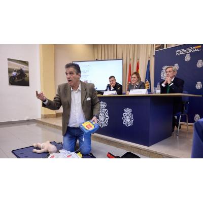 La Policía Nacional equipa con desfibriladores todas sus dependencias en Navarra