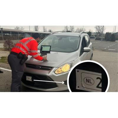 Una matrícula holandesa que dio en el ojo de la Policía Foral: placa falsa, sin carné y sin seguro