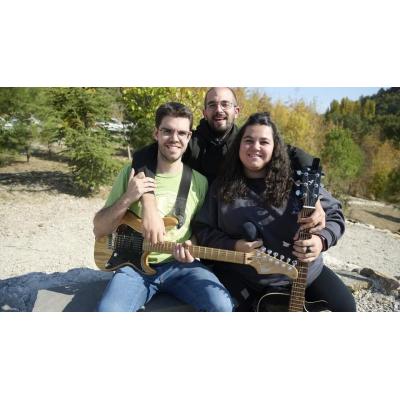 Amistad y música memorialista y festiva