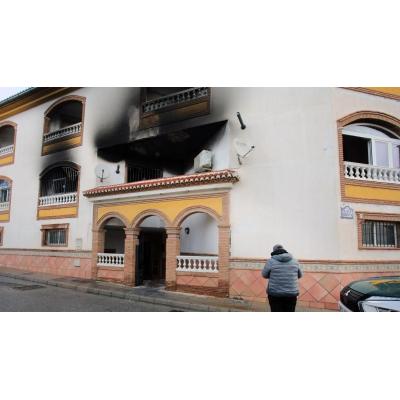 Al menos una decena de afectados al incendiarse un piso en Alhendín (Granada)