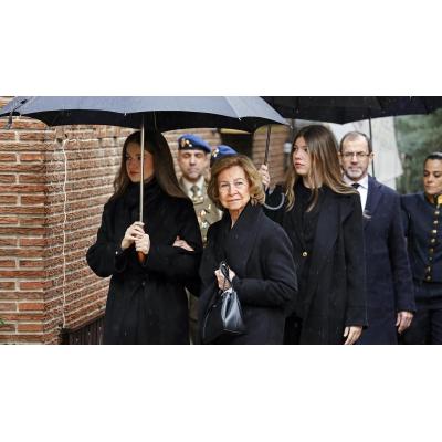 Los Reyes y sus hijas arropan a la Reina Sofía en el responso por su hermana Irene de Grecia en Madrid
