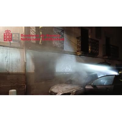 Arde un vehículo y el fuego afecta a la vivienda junto a la que estaba aparcado en Allo