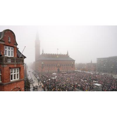 Miles de personas gritan recorren Copenhague al grito de "Groenlandia no está en venta"