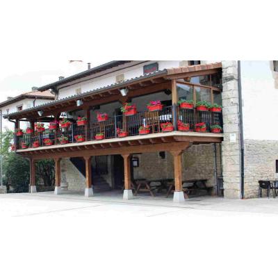 La brasa que se huele al llegar: la mítica posada a un paso de Pamplona que estrena menús de sidrería y asador