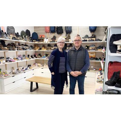 La pareja que mantiene viva una zapatería centenaria en un pueblo de Navarra: "Todo ha cambiado, hay que adaptarse"