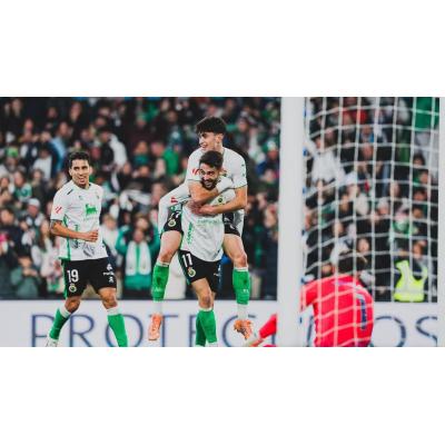El navarro Manex Lozano se redime tras el fallo contra el Barça y lidera la goleada del Racing en el duelo de líderes de Segunda