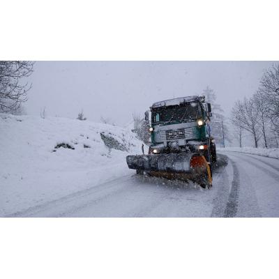 El temporal de nieve y hielo corta dos carreteras en Navarra y complica la circulación en la zona