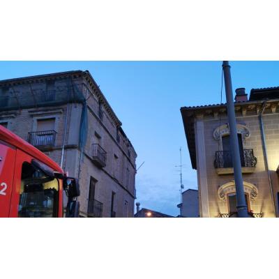 El desprendimiento de un alero obliga al cierre de la travesía de Tafalla