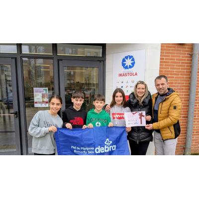 La ikastola de Estella entrega los 4.855 € de su mercadillo solidario