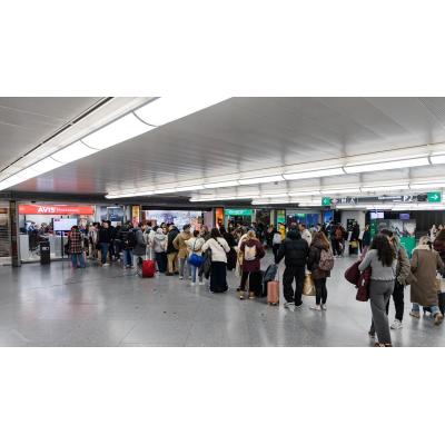 Los afectados por las cancelaciones buscan alternativas: "Piden 400 euros por un coche"