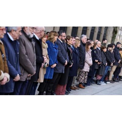 Concentración institucional en Pamplona en solidaridad con las víctimas del accidente en Adamuz