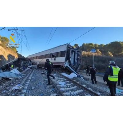 Última hora del accidente de tren en Adamuz (Córdoba) | El presidente de Renfe dice que no está claro que el Alvia "haya chocado con los coches del Iryo"
