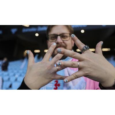 Cientos de aficionados del Celta se pintan las uñas para apoyar a Borja Iglesias