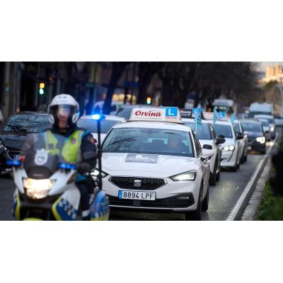 Las autoescuelas navarras, de nuevo en la calle por el colapso en los exámenes, barajan fletar autobuses para examinar alumnos en otras provincias