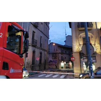 Susto en Tafalla: derrumbe del alero del tejado de un edificio en pleno centro