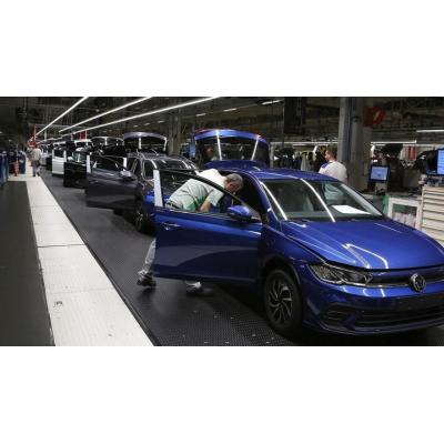 Volkswagen Navarra amenaza con dejar de usar el contrato relevo y cambiar la estructura salarial