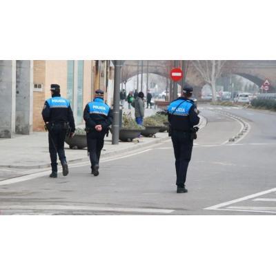 Se da a la fuga tras atropellar en Tudela a una mujer con un bebé