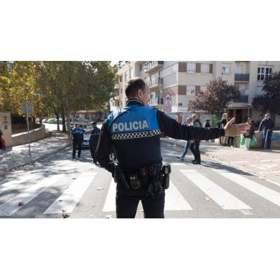 Un conductor se da a la fuga tras atropellar a una mujer que llevaba un carro con un bebé de 10 meses