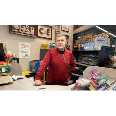 La familia de Pamplona que cumple 80 años en la tienda de dulces por donde pasan más viajeros