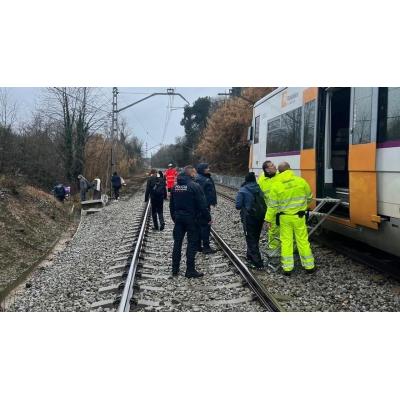 Evacúan a 30 personas de un tren por un árbol caído sobre las vías en Girona a causa del temporal