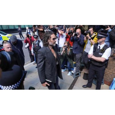 El actor Russell Brand es acusado de dos nuevos delitos sexuales por un tribunal inglés