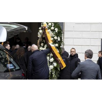 En imágenes: Instalada la capilla ardiente de Valentino en su Maison del centro de Roma