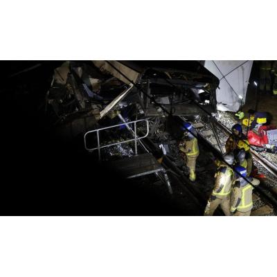 Un muerto y 37 heridos al chocar un tren con un muro caído a la vía en Gelida