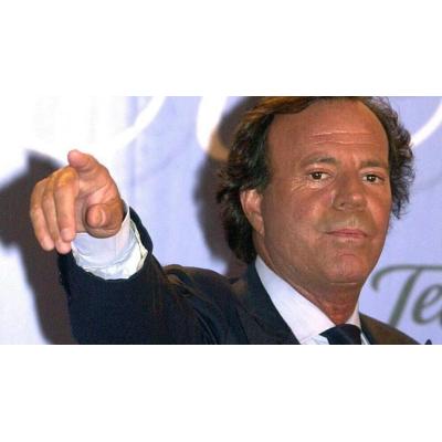 Julio Iglesias pide a la Fiscalía la denuncia de sus extrabajadoras y cree "insólito" no disponer de una copia