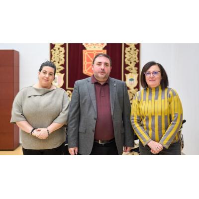 El Presidente del Parlamento de Navarra recibe a representantes de las asociaciones Antox y Aralar