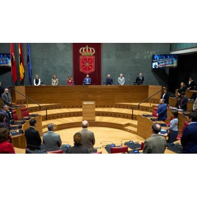 El pleno del Parlamento de Navarra se suma al luto por el trágico accidente ferroviario en Córdoba