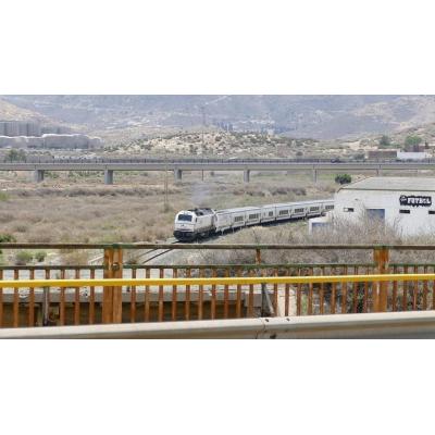 Varios heridos al chocar un tren de pasajeros contra una grúa en Cartagena