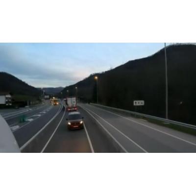 Un camionero evita la tragedia al frenar a un vehículo que circulaba en sentido contrario en la N-121-A en Sunbilla