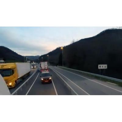 Vídeo del coche que circuló marcha atrás por la N-121-A, en Sunbilla