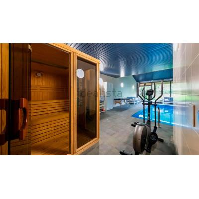 La casa de autor que se vende en la Comarca de Pamplona con piscina cubierta, sauna y un gran jardín